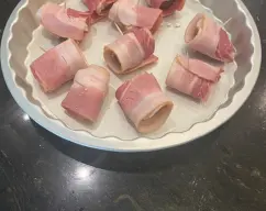 Step <p><span style="font-weight: normal;">Cuando tengamos todos listos , los colocaremos en una fuente antiadherente y los llevaremos al horno hasta que el beicón esté crujiente . </span></p><p><span style="font-weight: normal;">Una vez sacados del horno los colocaremos encima de una hoja de papel de cocina para que absorba todo el exceso de aceite y después los podemos servir a la mesa . </span></p> illustration