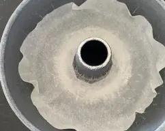 Step <p><span style="font-weight: normal;">Precaliente el Horno a180ºC. Engrasamos un molde redondo con aceite y espolvoree ligeramente con harina . Y Normalmente le pongo un papel de Horno en la base , para que se desmolde sin ninguna dificultad. </span></p> illustration