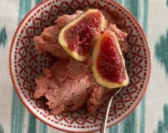 Step <p><span style="font-weight: normal;">Al momento que queremos preparar el Helado , ponemos los higos congelados en el vaso del thermomix y trituramos durante 1 minuto a velocidad 5 . </span></p><p><span style="font-weight: normal;">Servimos el Helado en un bol , o copa , con un trocito de higo Fresco . Riquísimo y súper refrescante . </span></p> illustration