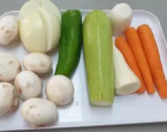 Step <p>Prepara las verduras, puedes cambiarlas, muchas veces pongo col, calabaza etc.. lo que tengo en la nevera, en total pongo 1kg de verdura cortalas a trozos medianos</p> illustration