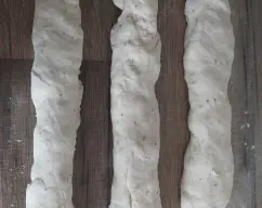 Step <p>Divide la masa en tres partes, forma tres cilindros y corta cada uno en 20 trozos aproximadamente del tamazo de una nuez.</p><p><br></p> illustration