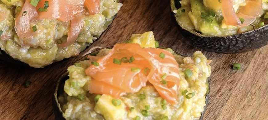 RECETA REFRESCANTE : AGUACATES RELLENOS DE MANGO Y LANGOSTINOS .