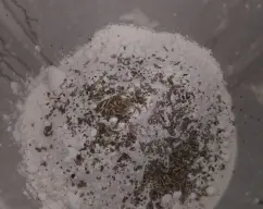 Step <p>Añade la harina de fuerza, las hierbas aromáticas, el parmesano y la sal.</p><p>10 seg/ vel 4</p><p>Deja la masa en el vaso 30-40 min</p> illustration