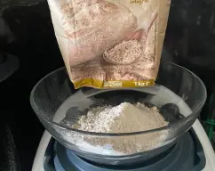 Step <p><span style="font-weight: normal;">Incorporamos la harina , la levadura , la sal , y la canela . Mezclamos </span>15 segundos a velocidad 3 . <span style="font-weight: normal;">Vierta la mezcla en el molde y lo horneamos durante unos 30 a 35 minutos , depende de cada Horno . </span></p><p><span style="font-weight: normal;">la prueba del palillo es muy còmoda , yo siempre la pongo en practica .</span></p> illustration