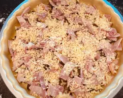 Step <p>Encima de la masa , esparza los trocitos de beicón , y luego a continuación , ponemos los dátiles sin las semillas partidos por la mitad . Reservamos </p> illustration