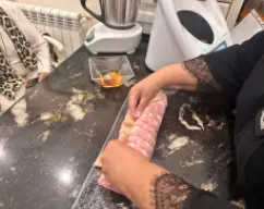 Step <p><span style="font-weight: normal;">Ahora vamos a enrollar la preparación, ayudándonos con el papel film de la base e iremos formando un cilindro apretando suavemente. ( el papel film queda en el exterior)</span></p> illustration