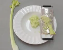 Step <p>Ralla el apio con un colador grueso para no notar los filamentos, reservar</p> illustration