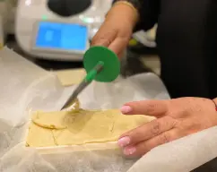 Step <p>Reservamos durante 30 minutos en el frigorífico . </p><p>Cortamos en porciones y servimos . </p> illustration