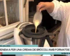 Step <p><span style="font-weight: normal;">A la crema añadimos la leche evaporada , el queso gorgonzola y trituramos 1 minuto velocidad 5-10. Progresivamente . </span></p><p><span style="font-weight: normal;">Ponemos la crema en boles o platos hondos y repartimos por encima los brotes pequeños de brócoli y unas gotitas de leche evaporada y Servir .</span></p><p><span style="font-weight: normal;">Una crema deliciosa , buen provecho . </span></p> illustration