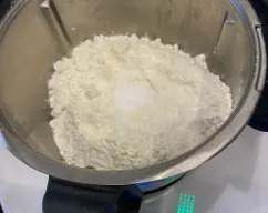 Step <p>Ponga en el vaso la harina , la mantequilla , la sal y el agua . Mezcle 20 segundos a velocidad 4 . Retire la masa del vaso y haga una bola con ella . </p><p>Con un rodillo , extienda la masa sobre una encimera ligeramente espolvoreada con harina . Forre con la masa extendida el molde de quiché preparado , Pinche el fondo varías veces con un tenedor para evitar que se formen burbujas de aire y reserve . </p> illustration