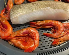 Step <p>Una vez terminada la cocción , por el bocal echaremos las colas de las gambas peladas reservadas , y mientras tanto en una greixonera , ponemos los mejillones . Luego incorporamos el caldo con las verduras y por último, lo decoramos con las rodajas de huevo , las gambas enteras , y desmenuzamos el bacalao echándolo por encima . </p> illustration