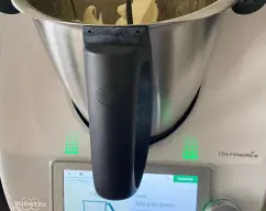 Step <p><span style="font-weight: 400;">Coloque la mariposa en las cuchillas. Ponga el huevo, las yemas y el azúcar en el vaso y bata 6 min/vel 4.</span></p> illustration