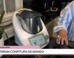 Step <p>Cerramos con la tapa y programamos 30 minutos 100ºC velocidad 2 . Quitar os el Cubilete y pondremos el cestillo encima de la tapa , para que evapore la confitura . </p> illustration