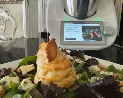 Step <p>Hornee durante 25-30 minutos . ( 200ºC) </p><p>Distribuya las hojas de ensalada en 4 platos y ponga encima las nueces , y el queso a trocitos . </p> illustration