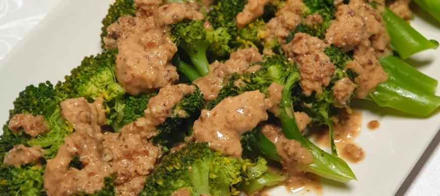 Brócoli al vapor con salsa de almendras