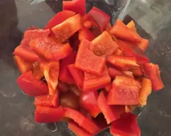 Step <p>Ahora añadimos el tomate triturado , los pimientos a trozos , las hojas de Laurel , dos cucharaditas de sal y una de pimienta . Colocamos el recipiente varoma , al fondo pondremos la Mariposa , y encima colocamos las patatas y luego las berengenas alrededor , de esta manera los agujeros del varoma no quedan tapados y el vapor fluye mucho mejor . </p><p>Encima colocamos la bandeja del varoma y cubrimos con la hoja de papel recortada, mojada y escurrida , y pondremos las rodajas de rape con unas ramitas de perejil . Tapamos y Reservamos . </p> illustration