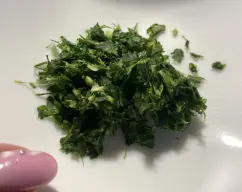 Step <p>En primer lugar , ponemos el perejil y los ajos . Trituramos 6 segundos velocidad 7 y reservamos . </p> illustration