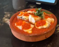 Step <p>Ahora pondremos la graxonera al Horno precalentado a 180ºC de temperatura unos 30 minutos. Para que todo se caramelice y tenga un sabor autentico . Cuando faltén unos 3 minutos para terminar , abrimos el horno y colocamos las rodajas de pescado encima con una cucharadita pequeña de salsa por encima que teniamos reservada . Terminamos con estos tres minutos el plato en el Horno . Sacamos y lo decoramos con unas hojitas de perejil . </p><p><br></p> illustration