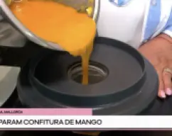 Step <p>Una vez ha terminado la cocción solo falta poner la confitura en los Tarros de cristal , que los tendremos bien limpios y esterelizados . </p><p>Nos ayudamos con la tapa del vaso , para no desperdiciar ni una gota . Y una vez bien lleno hasta arriba, lo vamos a Cerrar con su tapa . </p> illustration