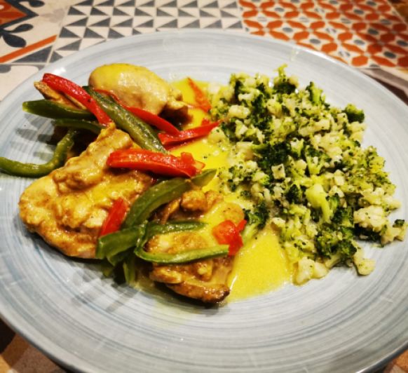Pollo al curry de coco con arroz vegetal KETO - LOW CARB
