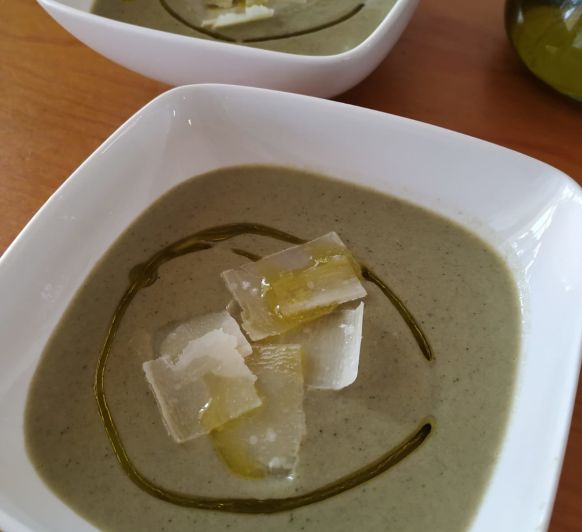 Crema de calabacín, champiñones y aguacate