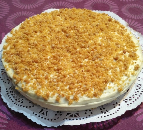 Carrot cake con cobertura de queso fresco y chocolate blanco