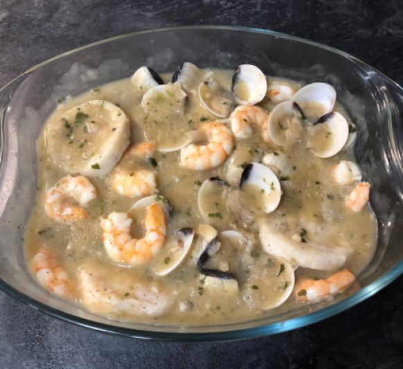 MERLUZA EN SALSA VERDE CON GAMBAS Y CHIRLAS