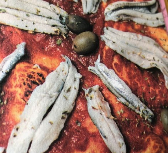 Pizza con tomates SAN MARZANO, anchoas frescas marinadas , aceitunas.  Sin grasa y sin sal