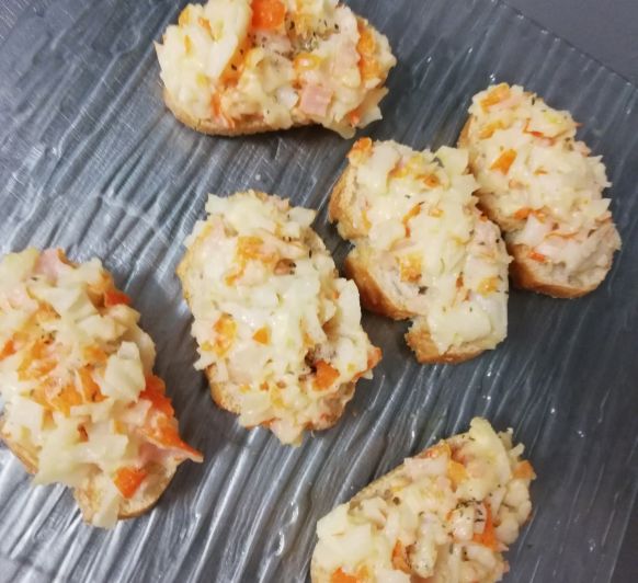 Tosta de palitos de cangrejo y queso gratinada