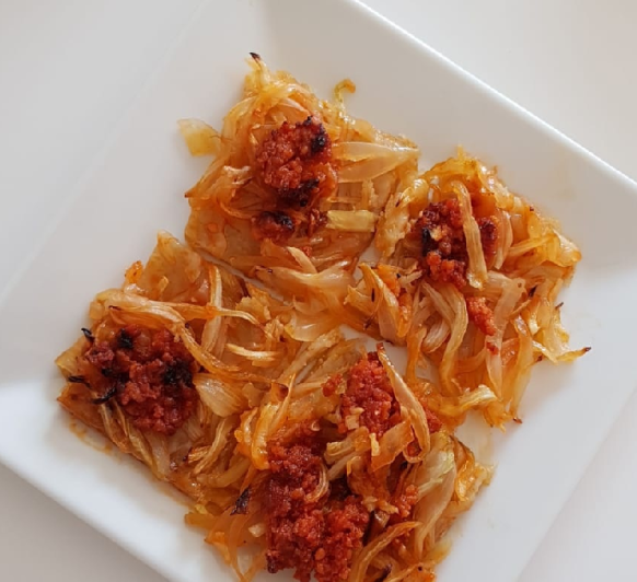 COCA DE CEBOLLA Y SOBRASADA CON MIEL