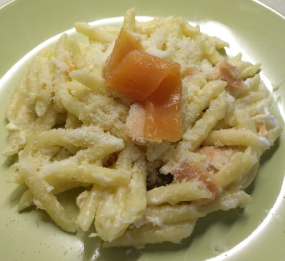Macarrones carbonara con salmón ahumado